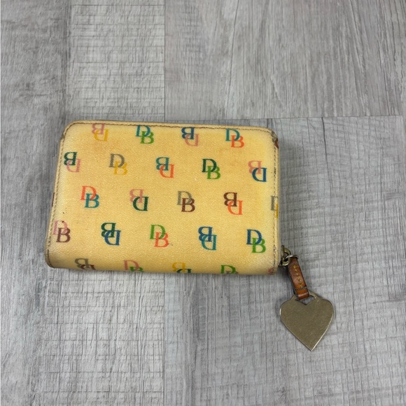 vintage Dooney & Bourke wallet with a yellow/cream - Picture 2 of 5